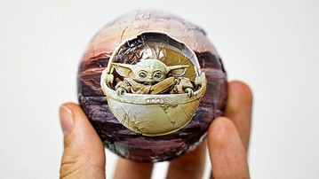 Baby Yoda Marshmallow-Stuffed Chocolate Ball Baby Yoda Marshmallow-Stuffed Chocolate Ball