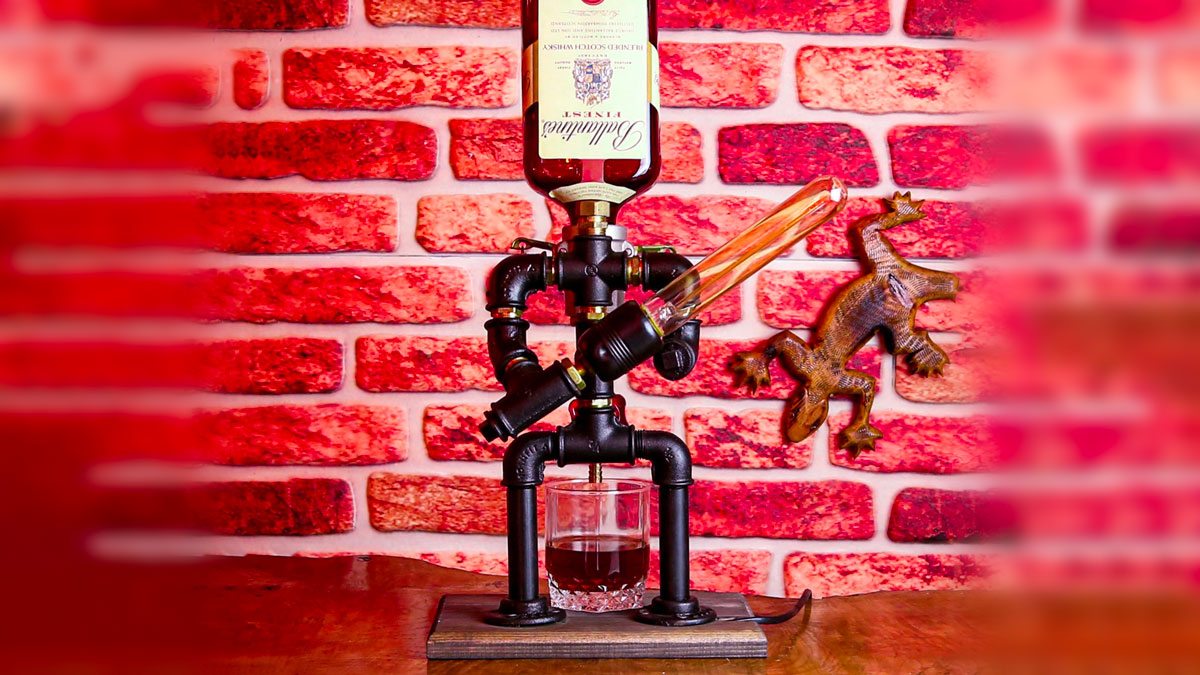 Lightsaber-Wielding Lamp & Liquor Dispenser Lightsaber-Wielding Lamp & Liquor Dispenser