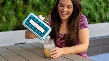 ICEBREAKER POP Pull & Serve Ice Cube Tray ICEBREAKER POP Pull & Serve Ice Cube Tray