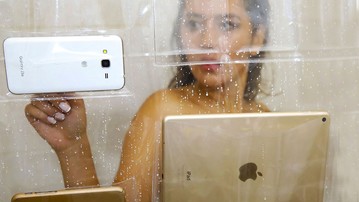 Clear Shower Curtain with Phone & Tablet Pockets Clear Shower Curtain with Phone & Tablet Pockets