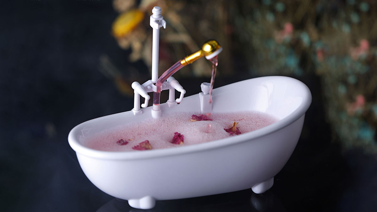 Bathtub Cocktail Glass with Working Sprayer Bathtub Cocktail Glass with Working Sprayer