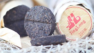 Loose Leaf Tea Discs in Bamboo Leaf Tube