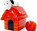 Peanuts Snoopy on Dog House Cookie Jar