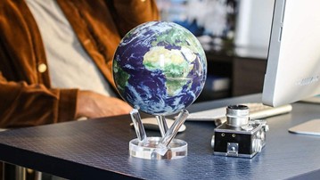 MOVA Sun-and-Earth-Powered Globes