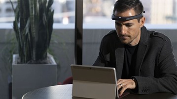 Hapbee - On-Command Feelings Wearable Hapbee - On-Command Feelings Wearable