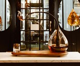 Pours Bowing, Auto-Pouring Decanter